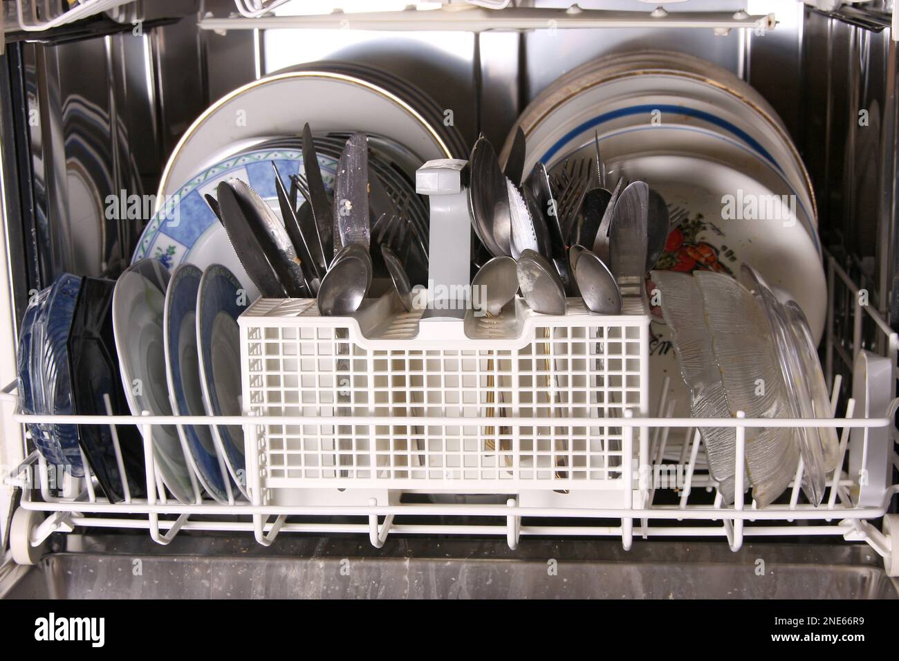la lavastoviglie è riempita Foto Stock