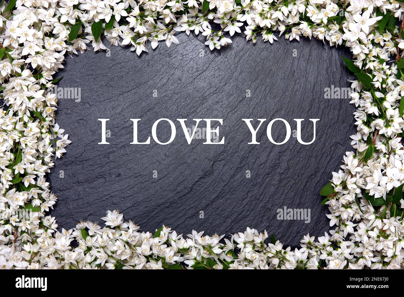 Ardesia con scritta bianca decorazione floreale ti amo Foto Stock