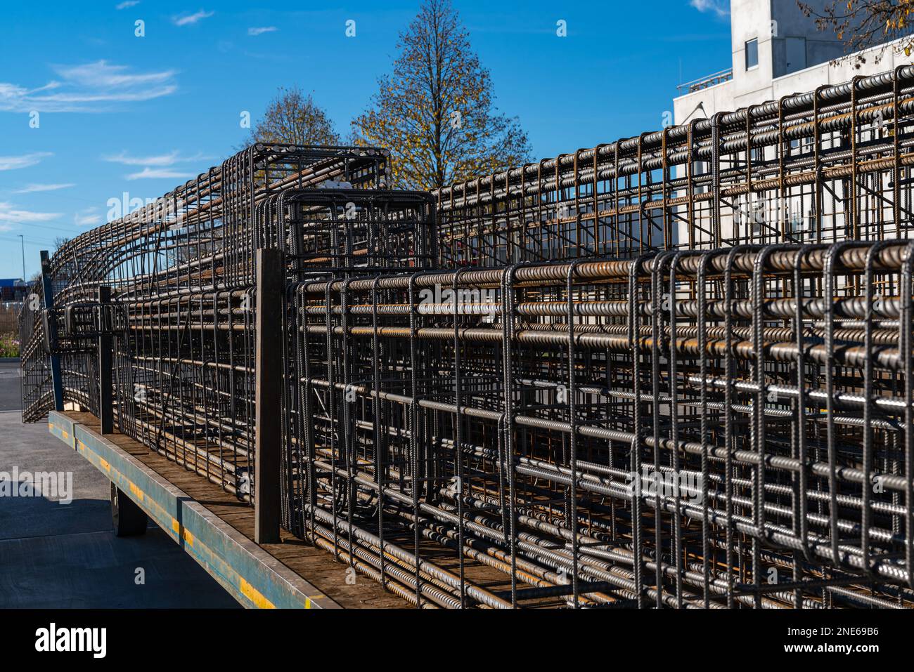Strutture volumetriche di barre di rinforzo su una piattaforma per auto. Primo piano. Foto Stock
