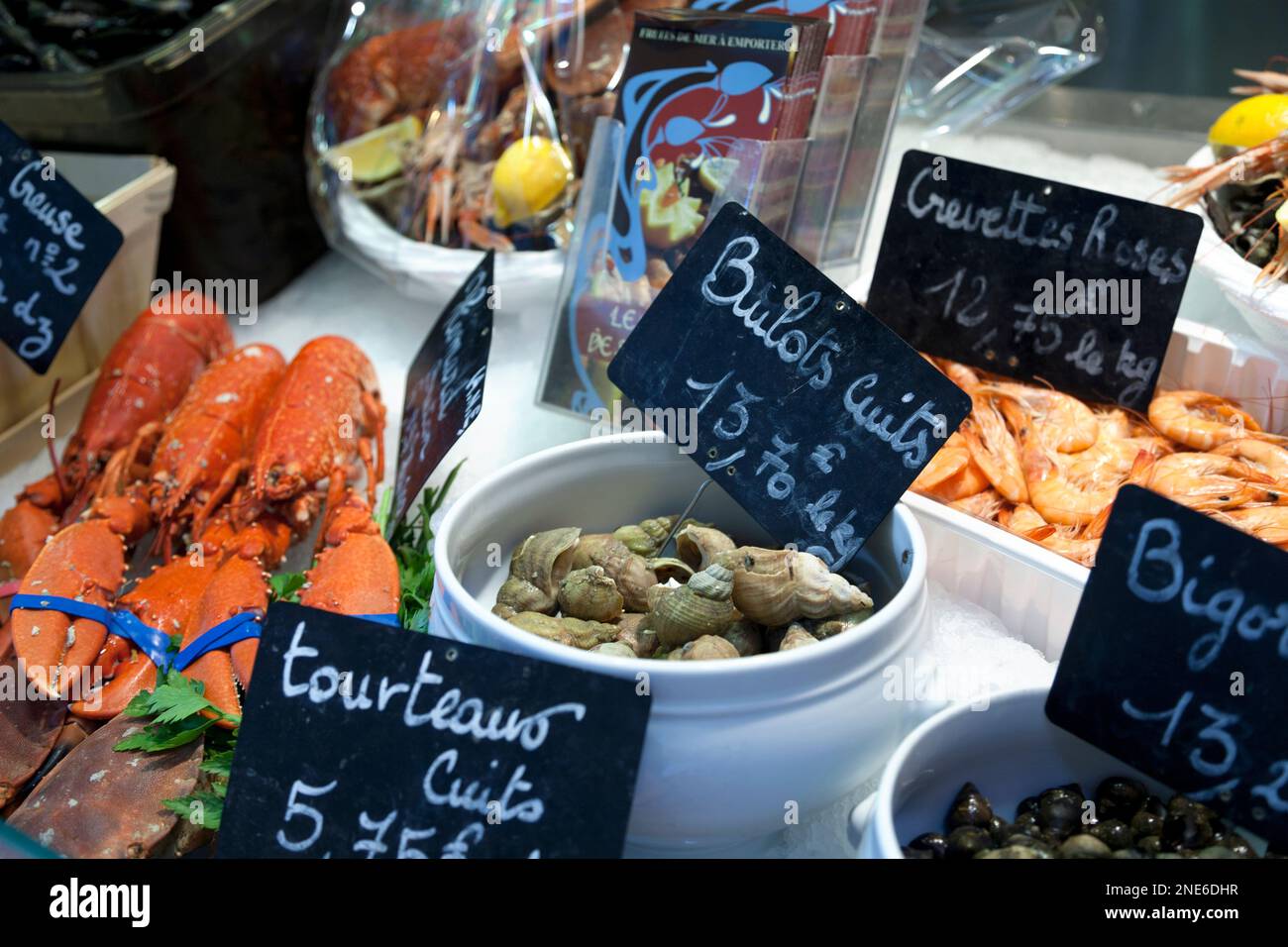 Francia, Bretagna, St Malo, una selezione di crostacei in ristoranti locali. Foto Stock