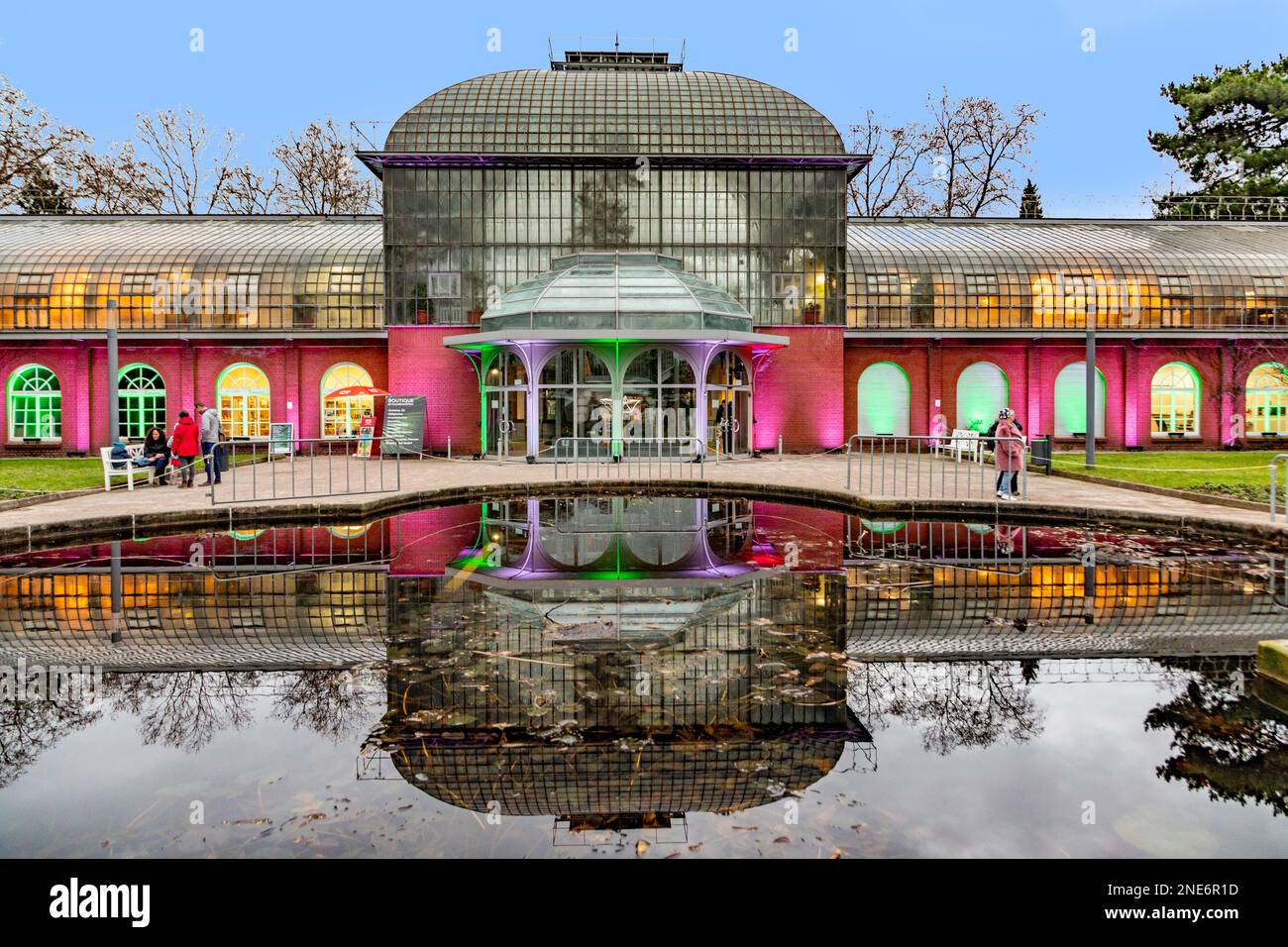 Francoforte, Germania - 28 dicembre 2022: Luce colorata sulla facciata dello storico edificio d'ingresso del giardino delle palme allo spettacolo delle luci wintergarten 2022 - Engl: WIN Foto Stock