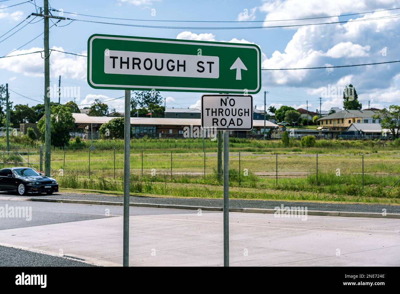 Segnaletica stradale per Through Street con indicazione No Through Road sottostante Foto Stock