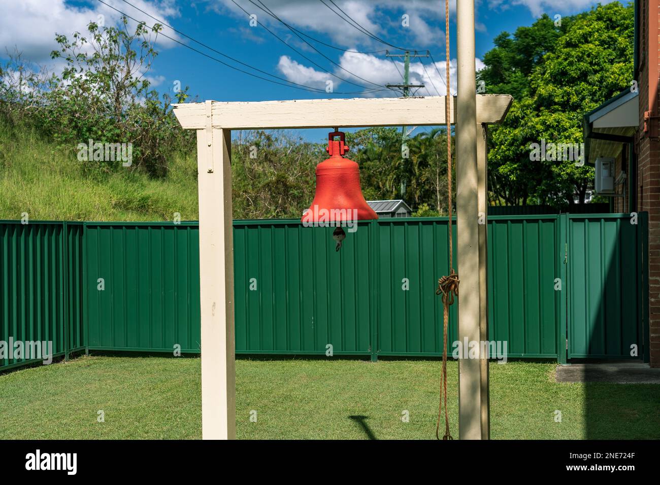 Storico campanello d'allarme antincendio rosso Foto Stock