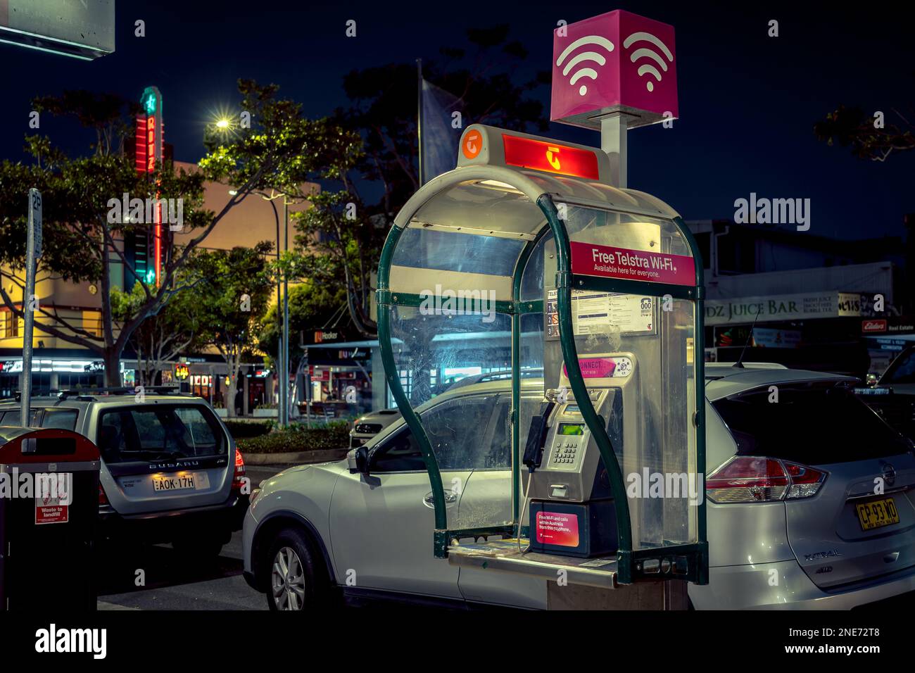 Port Macquarie, New South Wales, Australia - cabina telefonica fissa Telstra illuminata di notte Foto Stock