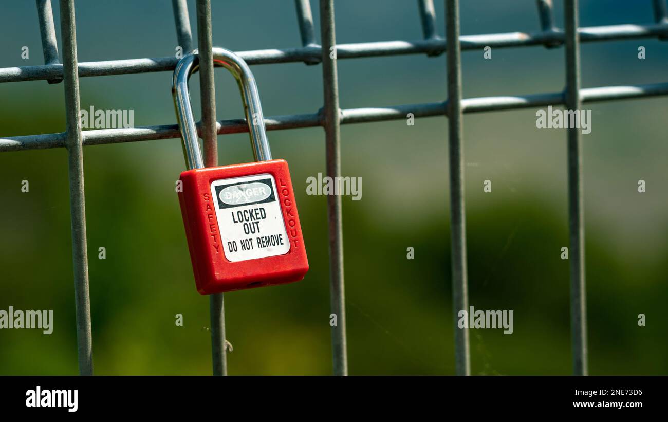 Lucchetto rosso attaccato ad una recinzione come segno di amore eterno Foto Stock