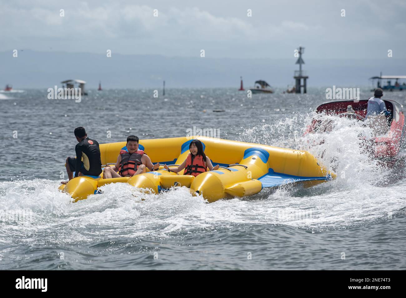 Bali. 22nd Jan, 2023. I turisti cinesi godono di intrattenimento acquatico a Benoa Bay a Bali, Indonesia il 13 febbraio 2023. Circa 1.000 turisti provenienti dalla Cina continentale hanno visitato Bali dal 22 gennaio 2023, quando questa famosa isola turistica ha accolto il primo lotto di turisti cinesi di quest'anno con un volo charter da Shenzhen, Cina. Credit: Dicky Bisinglasi/Xinhua/Alamy Live News Foto Stock