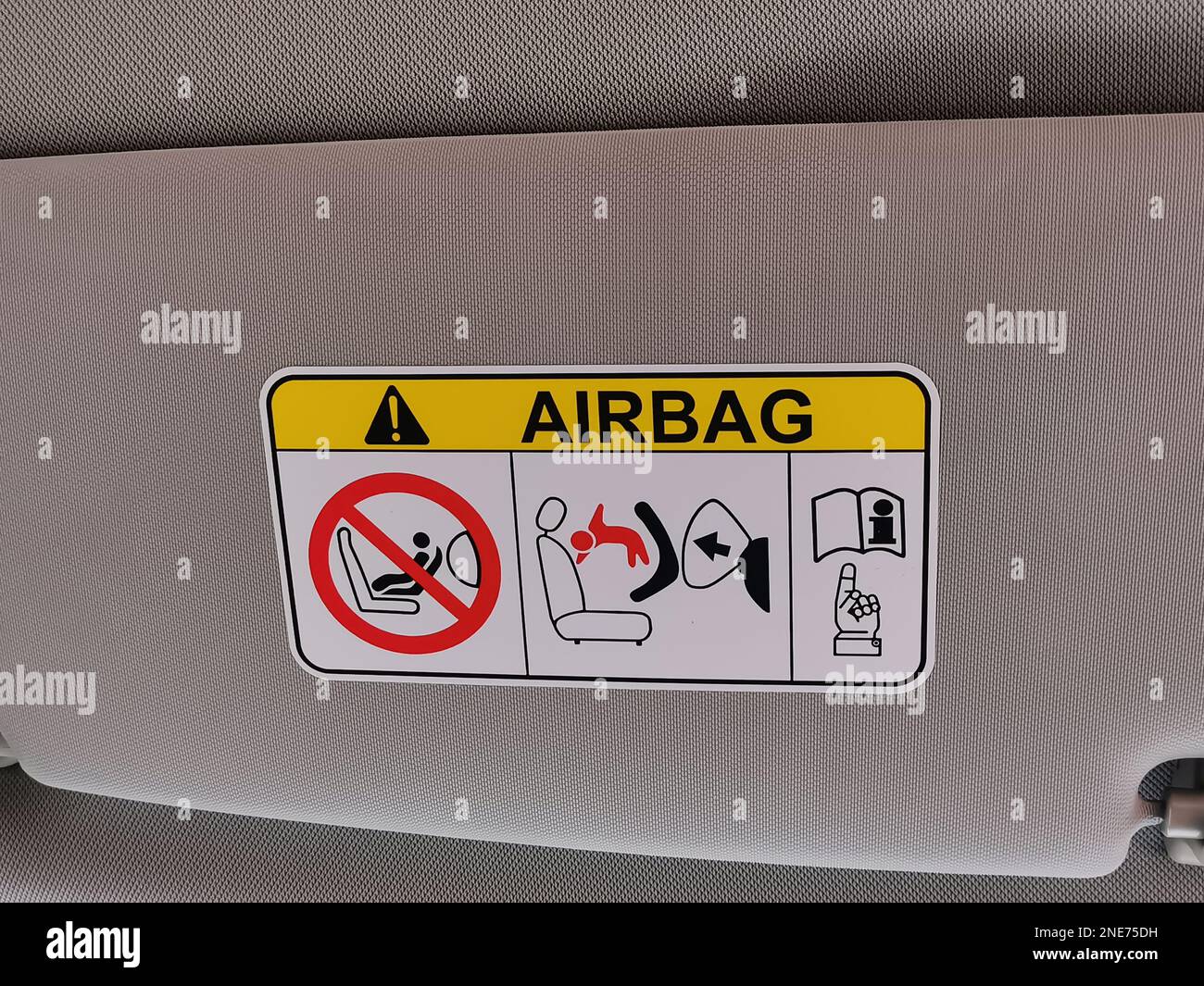 Vista ravvicinata dell'interno del segnale di sicurezza dell'airbag per auto. Foto Stock