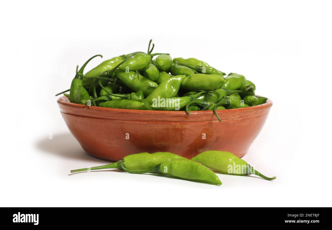 Ciotola di peperoncini Aji Limo freschi isolati su bianco Foto Stock