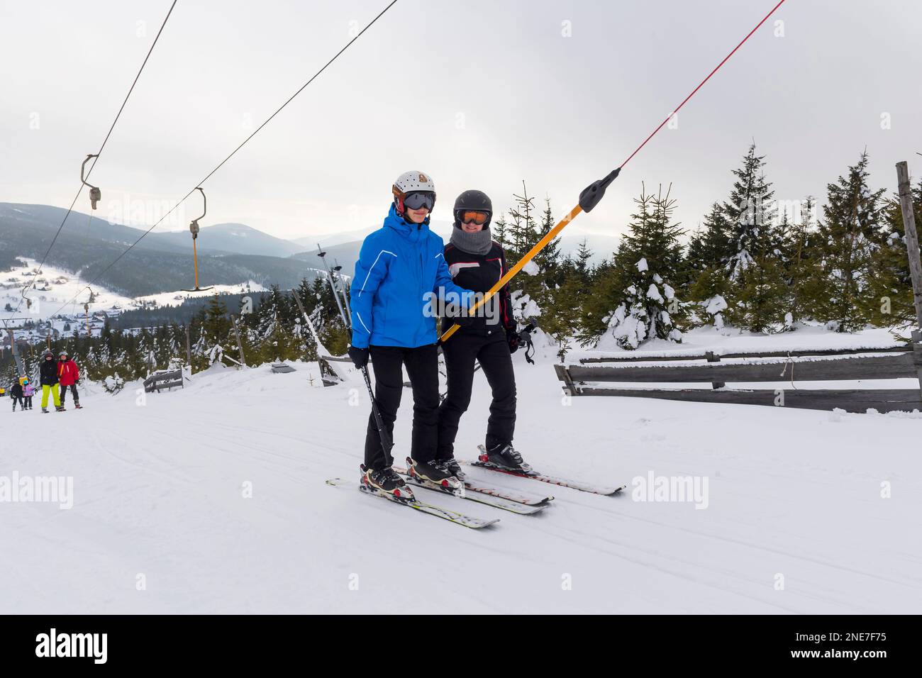 Due sciatori vanno sullo skilift T-bar nella località di montagna Foto Stock