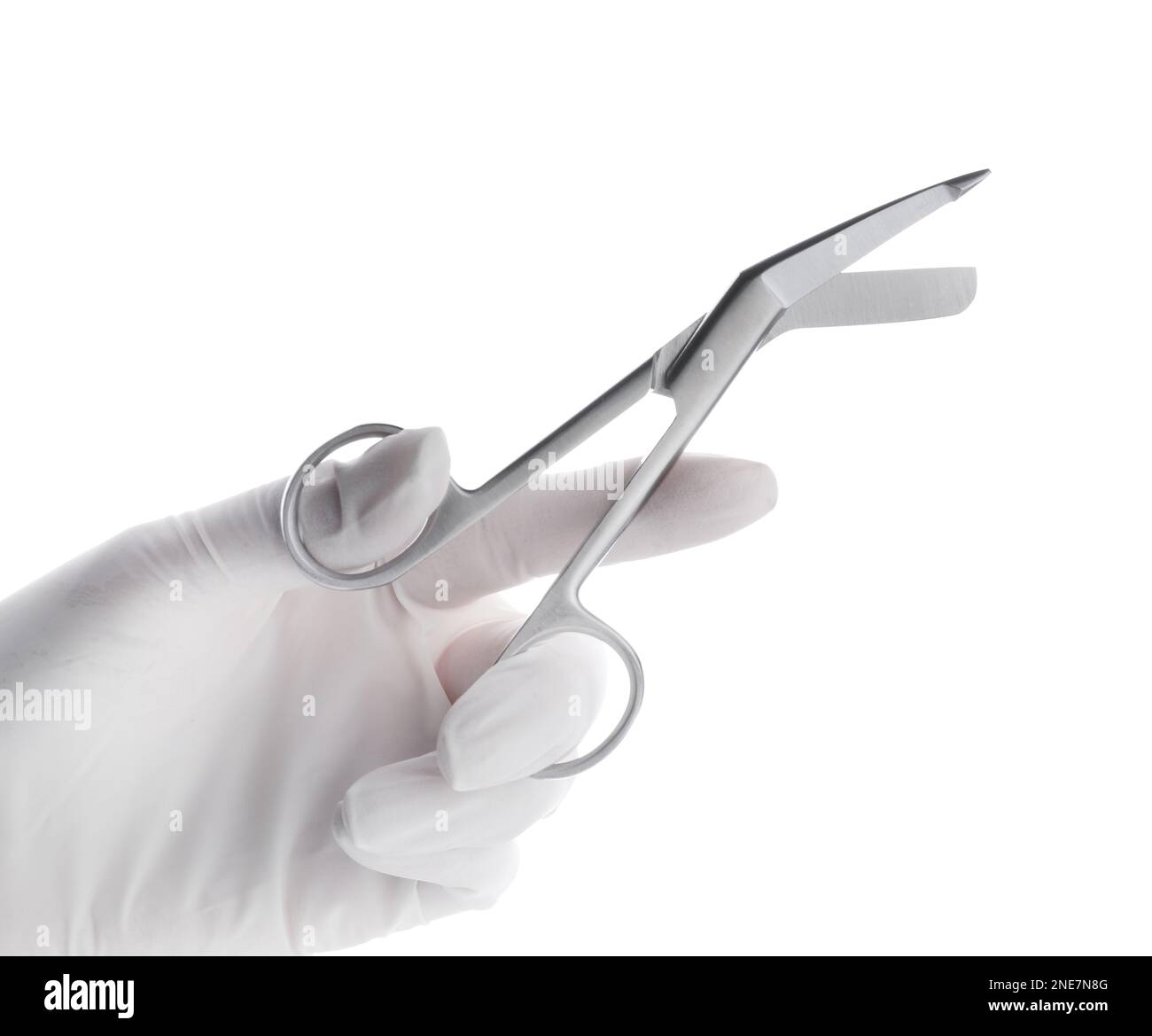 Medico tenendo forbici chirurgiche su sfondo bianco, primo piano. Strumento medico Foto Stock