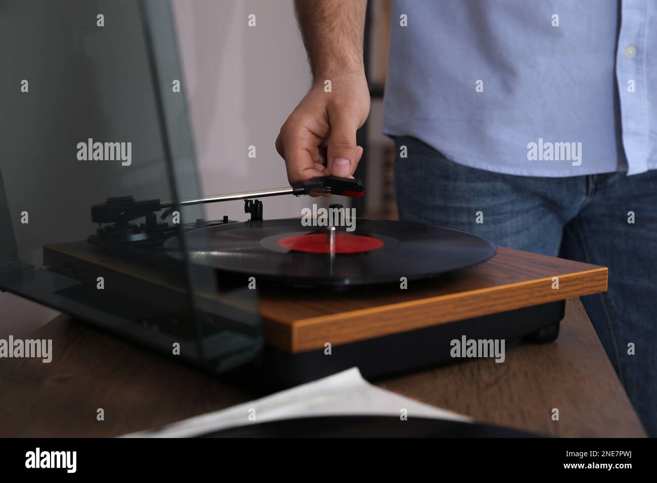 Uomo che usa il giradischi a casa, vista in primo piano Foto Stock