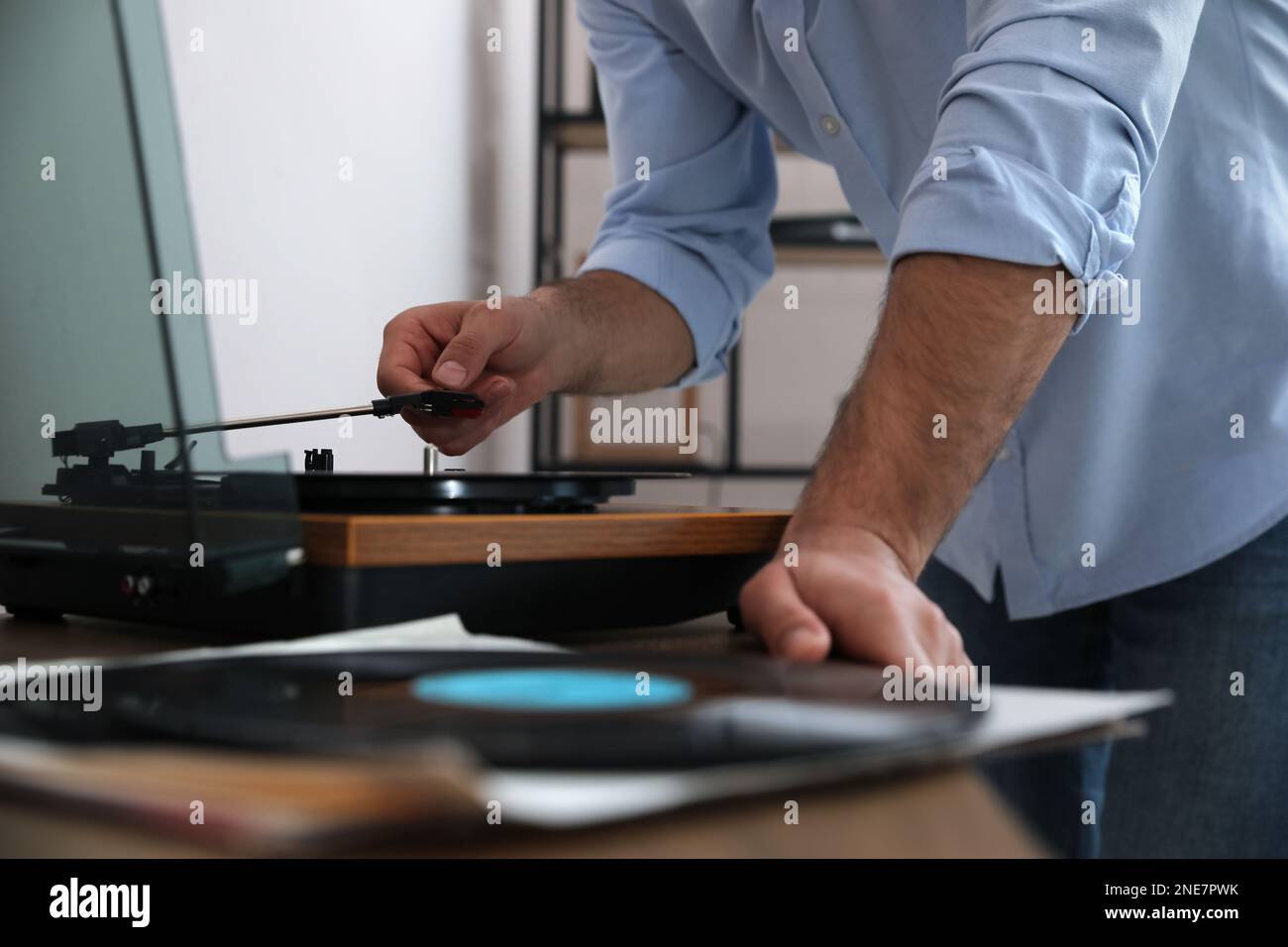 Uomo che usa il giradischi a casa, vista in primo piano Foto Stock