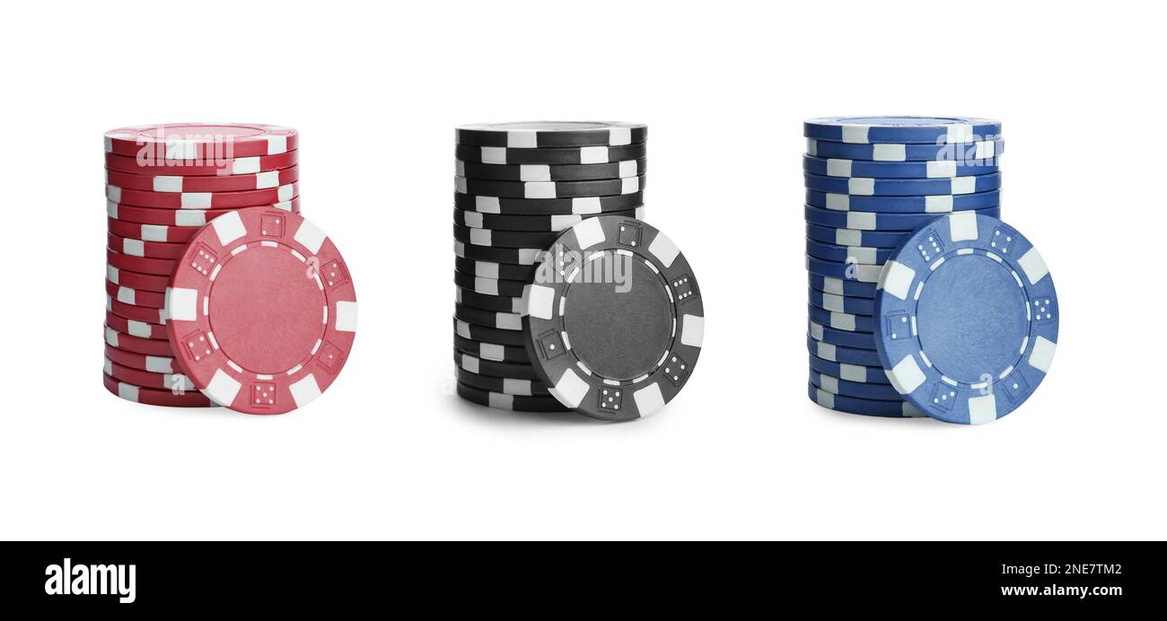 Set con pile di chip casinò diversi su sfondo bianco, banner design. Gioco di poker Foto Stock