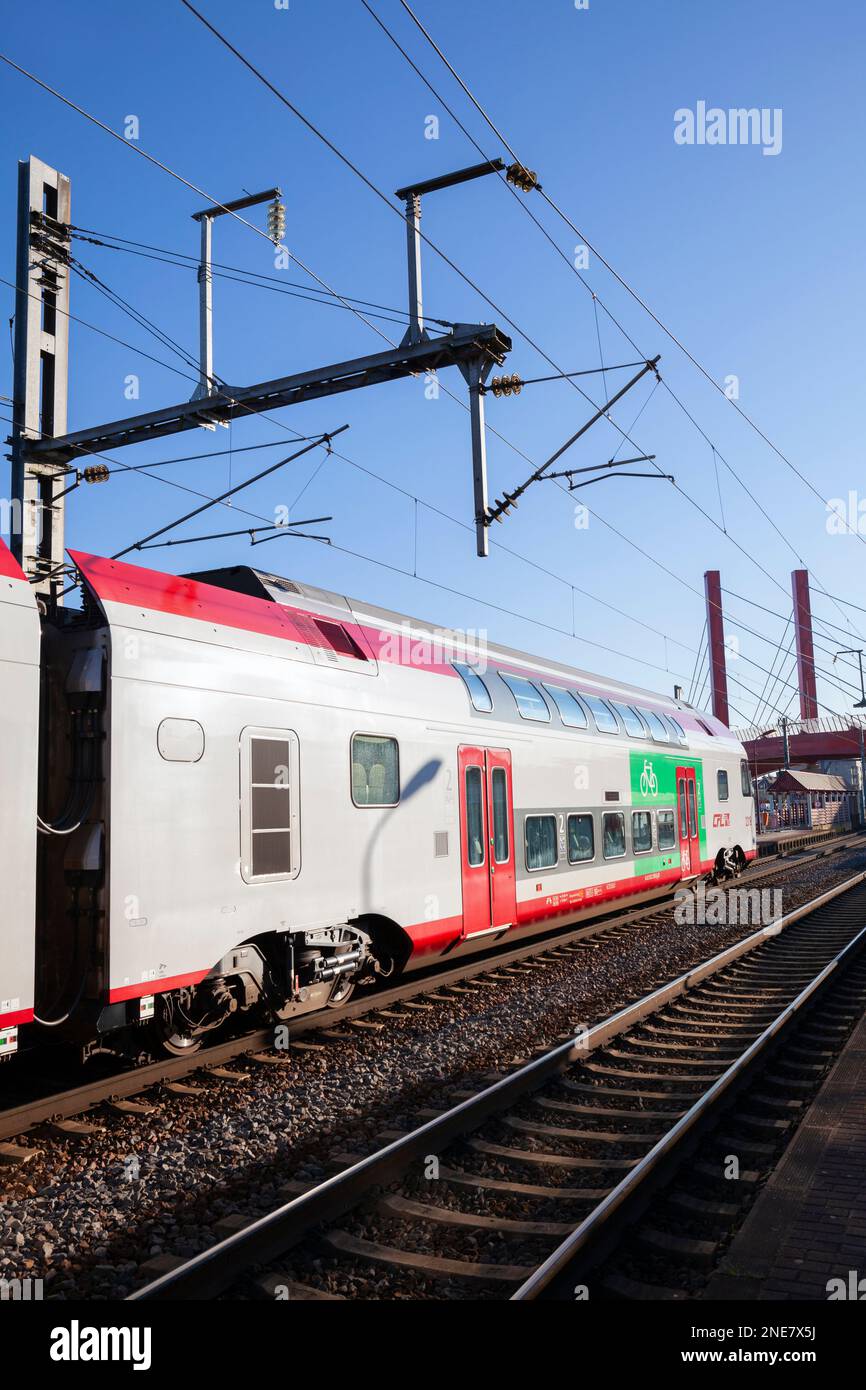 Europa, Lussemburgo, Mersch, Servizio passeggeri locale con fermata alla stazione ferroviaria di Mersch Foto Stock