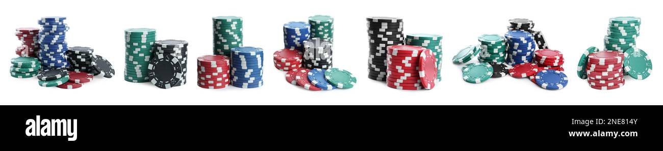 Set con pile di chip casinò diversi su sfondo bianco, banner design. Gioco di poker Foto Stock