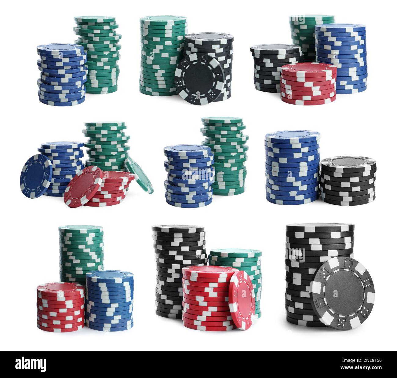Set con pile di chip casinò diversi su sfondo bianco. Gioco di poker Foto Stock