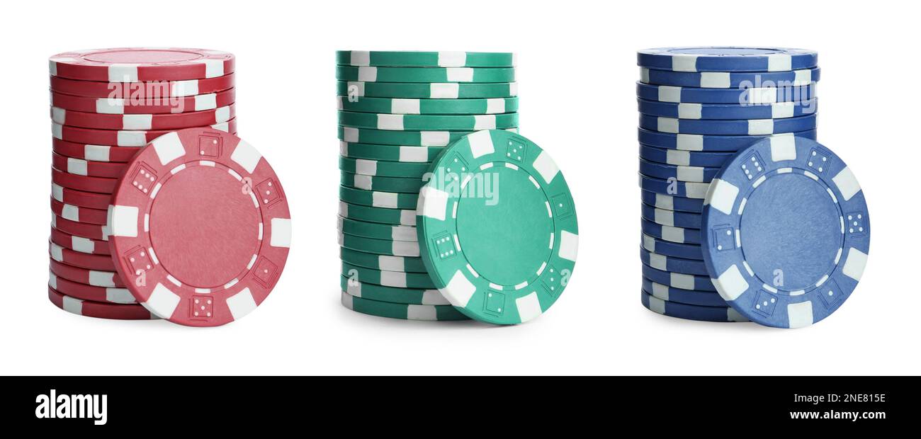 Set con pile di chip casinò diversi su sfondo bianco, banner design. Gioco di poker Foto Stock