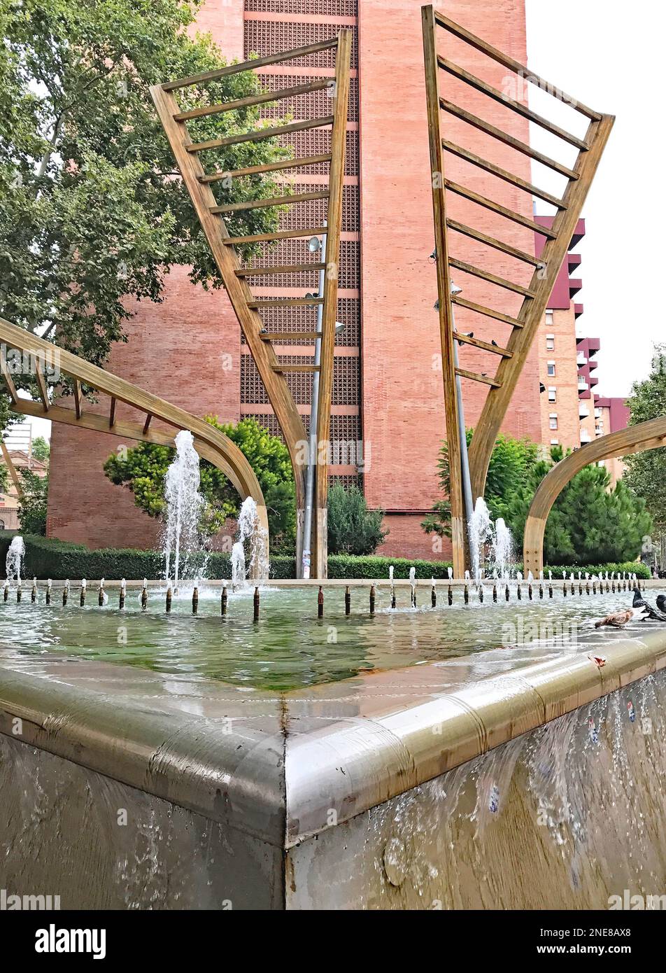 Sculture ornamentali nei giardini di Plaza de CA N'Enseya a Nou Barris, Barcellona, Catalunya, Spagna, Europa Foto Stock