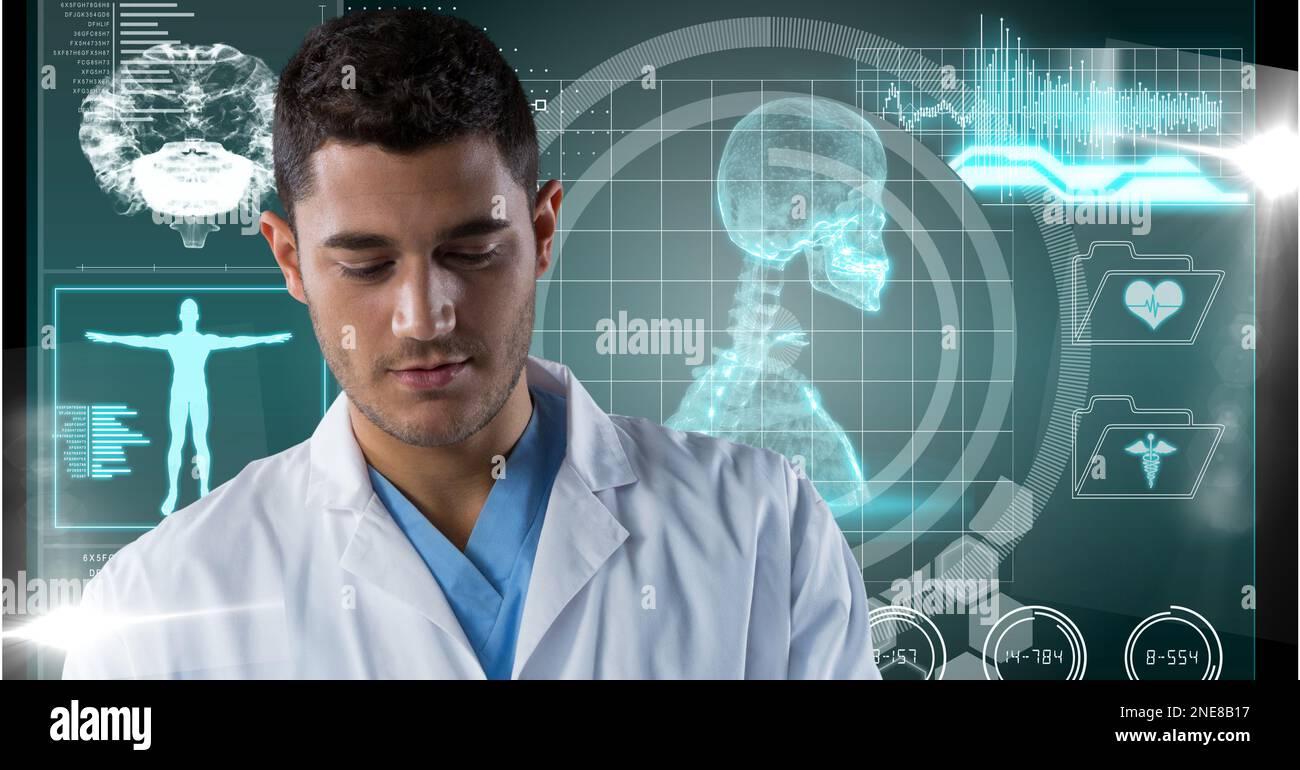 Composizione del medico maschile su schermo con trattamento dei dati medici Foto Stock