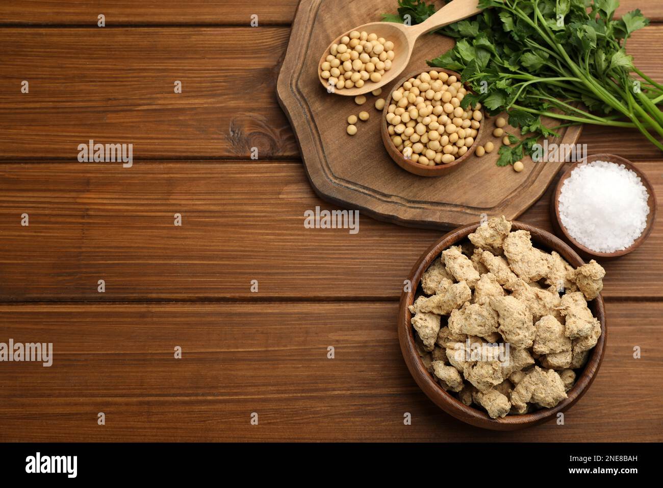 Composizione piatta con carne di soia disidratata su tavola di legno. Spazio per il testo Foto Stock