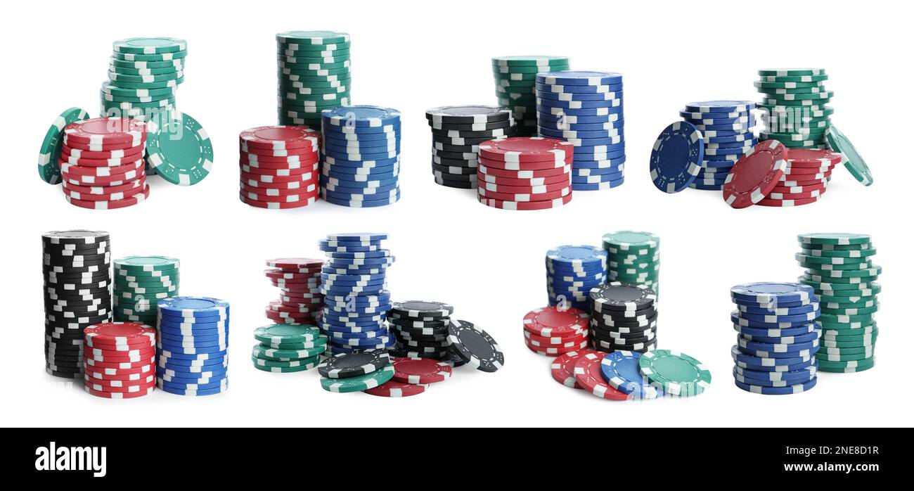 Set con pile di chip casinò diversi su sfondo bianco, banner design. Gioco di poker Foto Stock