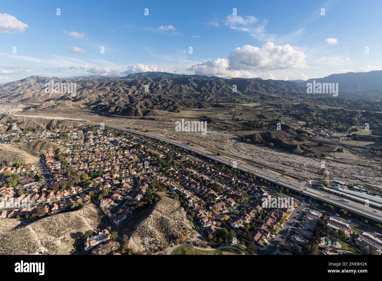 Vista aerea della valle di Santa Clarita e della superstrada Route 14 a nord di Los Angeles California. Foto Stock