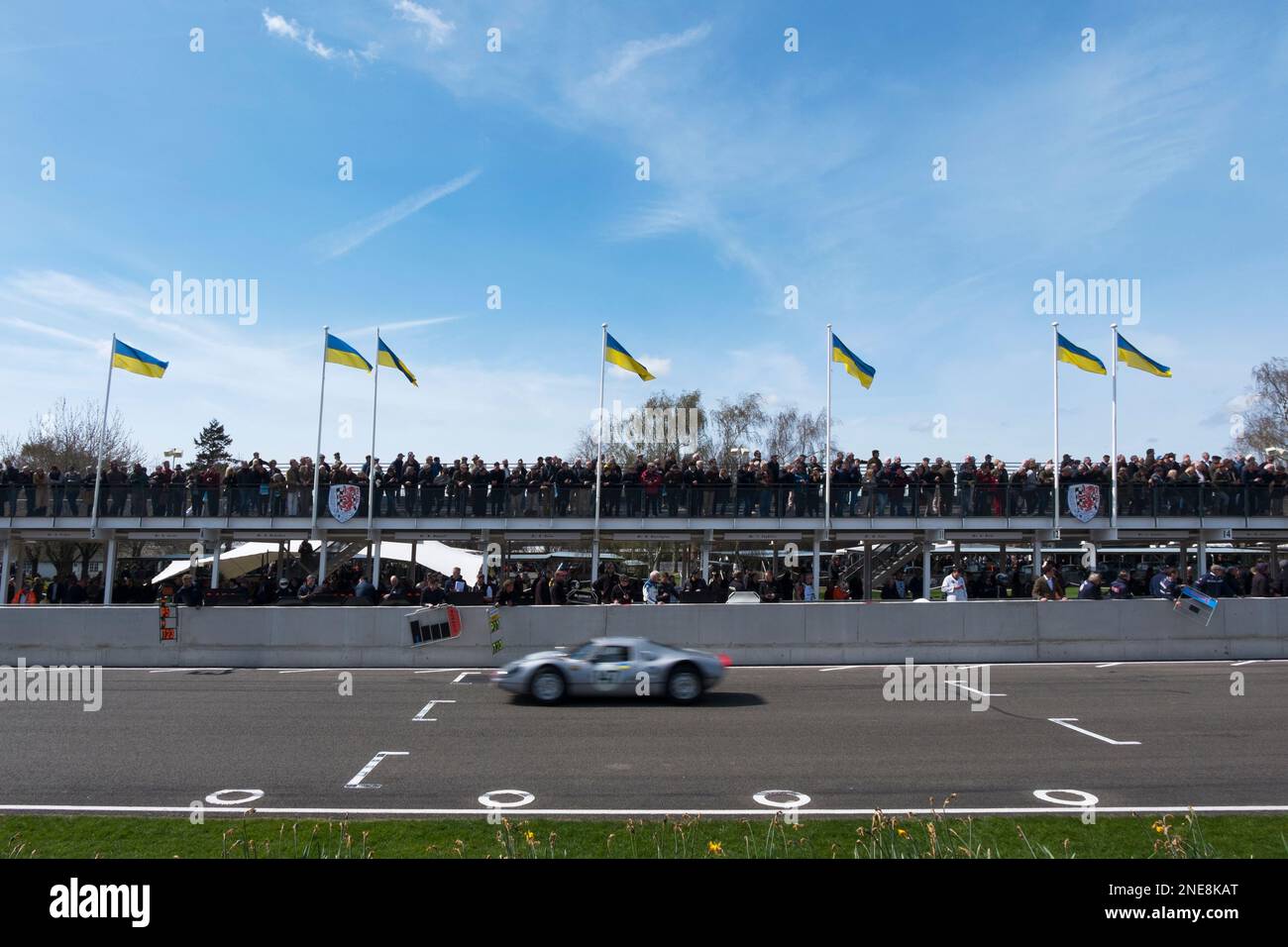 1964 Porsche 904 Carrera GTS corse oltre i box al 79th Members' Meeting, circuito automobilistico Goodwood, Chichester, West Sussex, UK Foto Stock