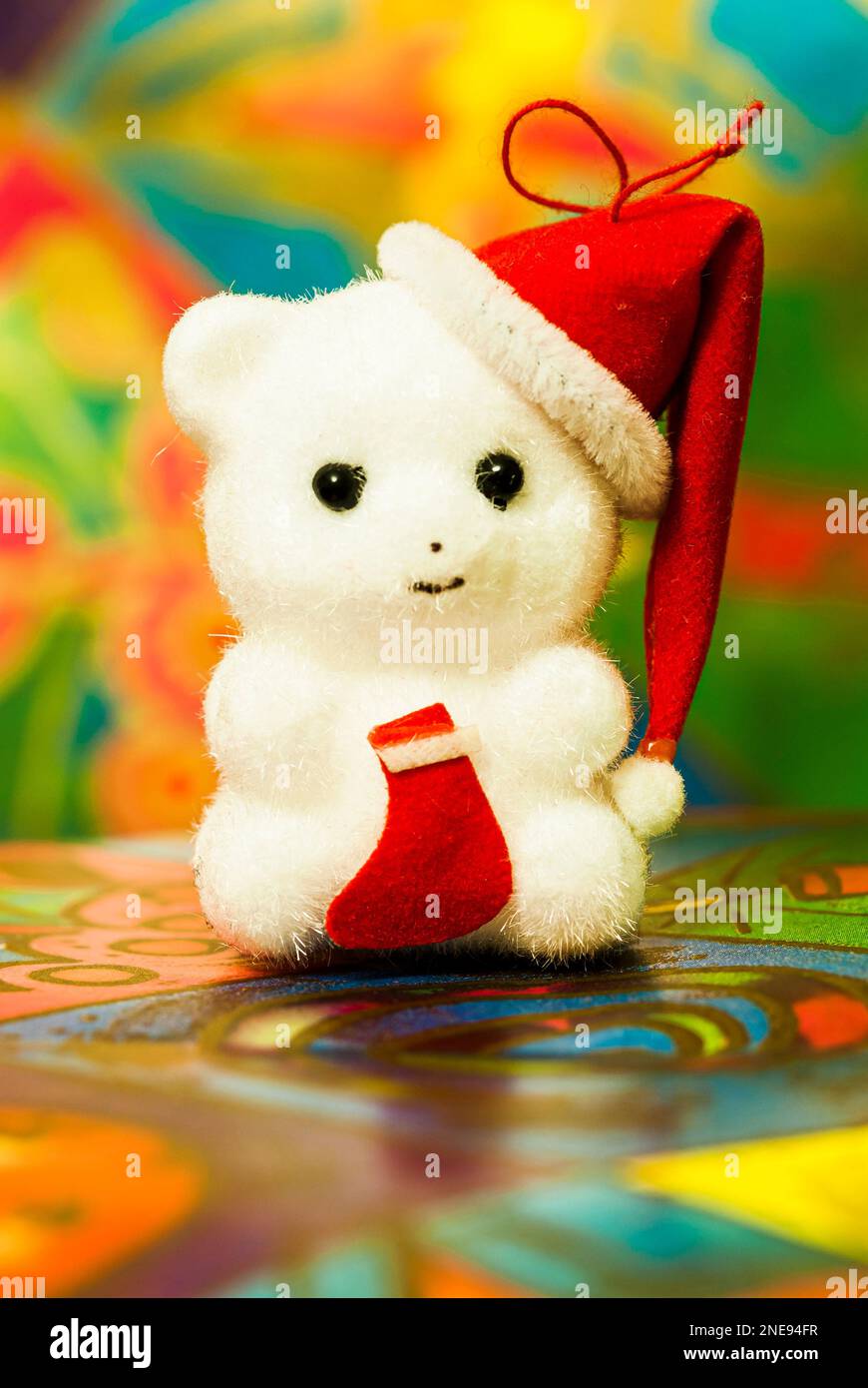 Gattino di Natale bianco morbido con cappello rosso e bianco. Foto Stock