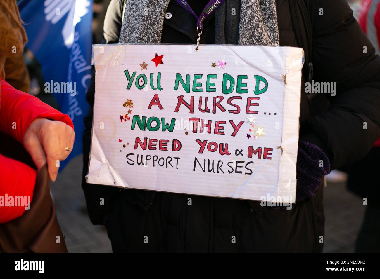 Infermieri che colpiscono la linea picket fuori dal Leeds General Infirmary Hospital di Leeds il primo giorno di una serie di scioperi a livello nazionale da parte degli infermieri del NHS. Foto Stock