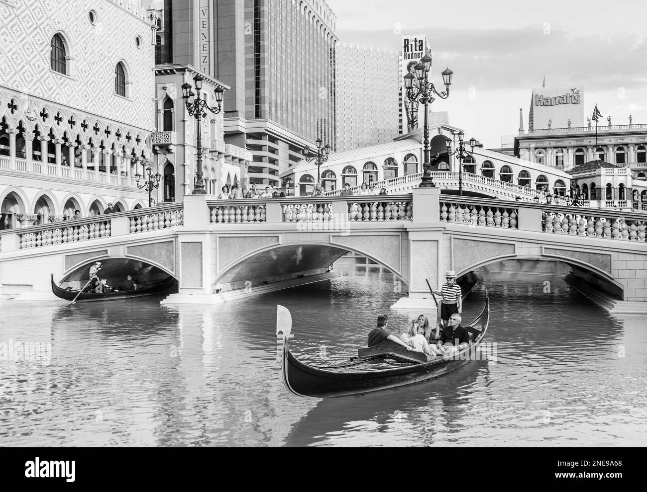 Las Vegas, USA - 17 luglio 2008: Venezia risort con gondola a Las Vegas, USA. Il resort di lusso dispone di un hotel a cinque diamanti con 4.049 suite e 4.059 Foto Stock