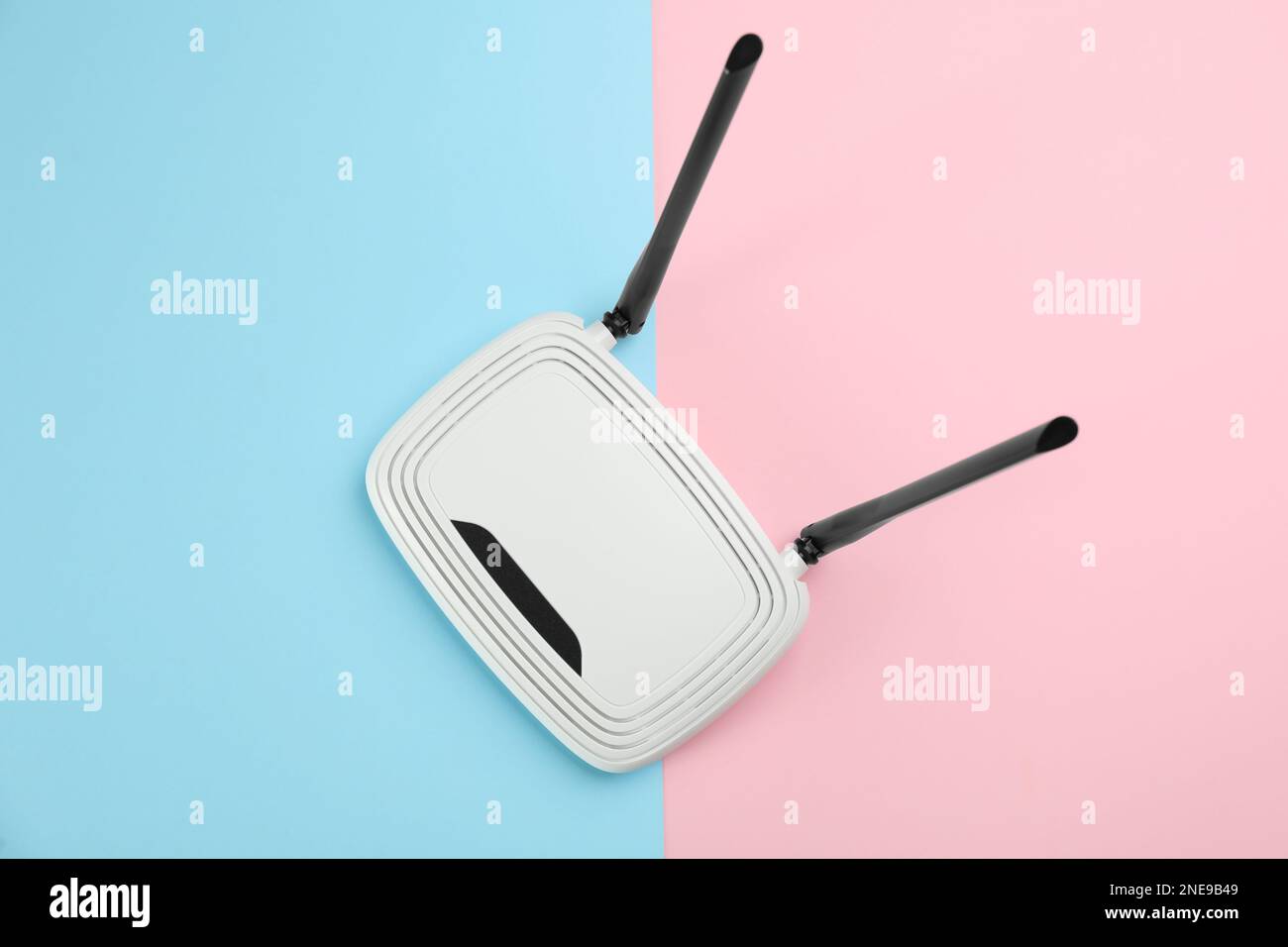 Moderno router Wi-Fi su sfondo a colori, vista dall'alto Foto Stock