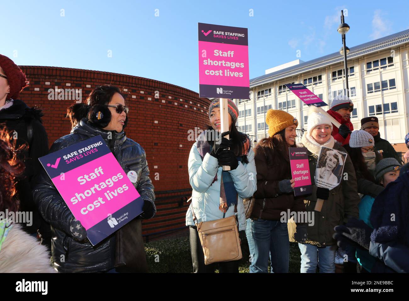 Infermieri che colpiscono la linea picket fuori dal Leeds General Infirmary Hospital di Leeds il primo giorno di una serie di scioperi a livello nazionale da parte degli infermieri del NHS. Foto Stock