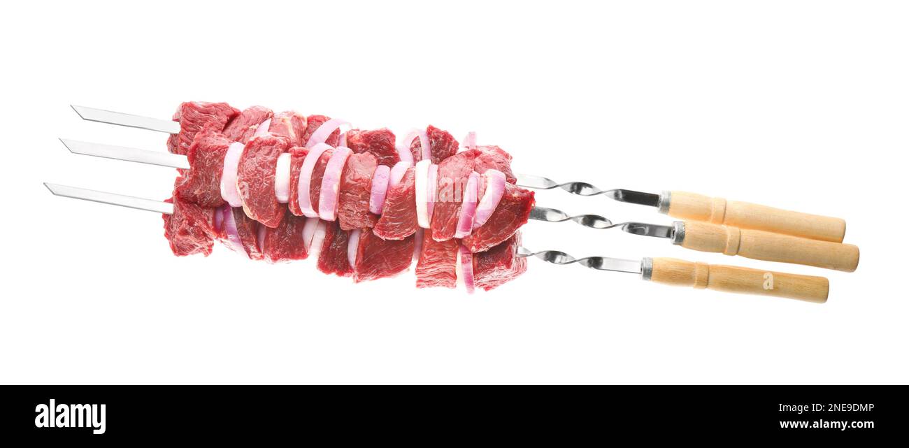 Mani maschili in guanti bianchi che stringono carne cruda in marinata su  spiedini per cucinare barbecue Foto stock - Alamy