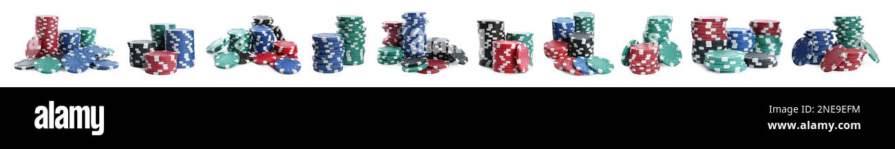 Set con pile di chip casinò diversi su sfondo bianco, banner design. Gioco di poker Foto Stock