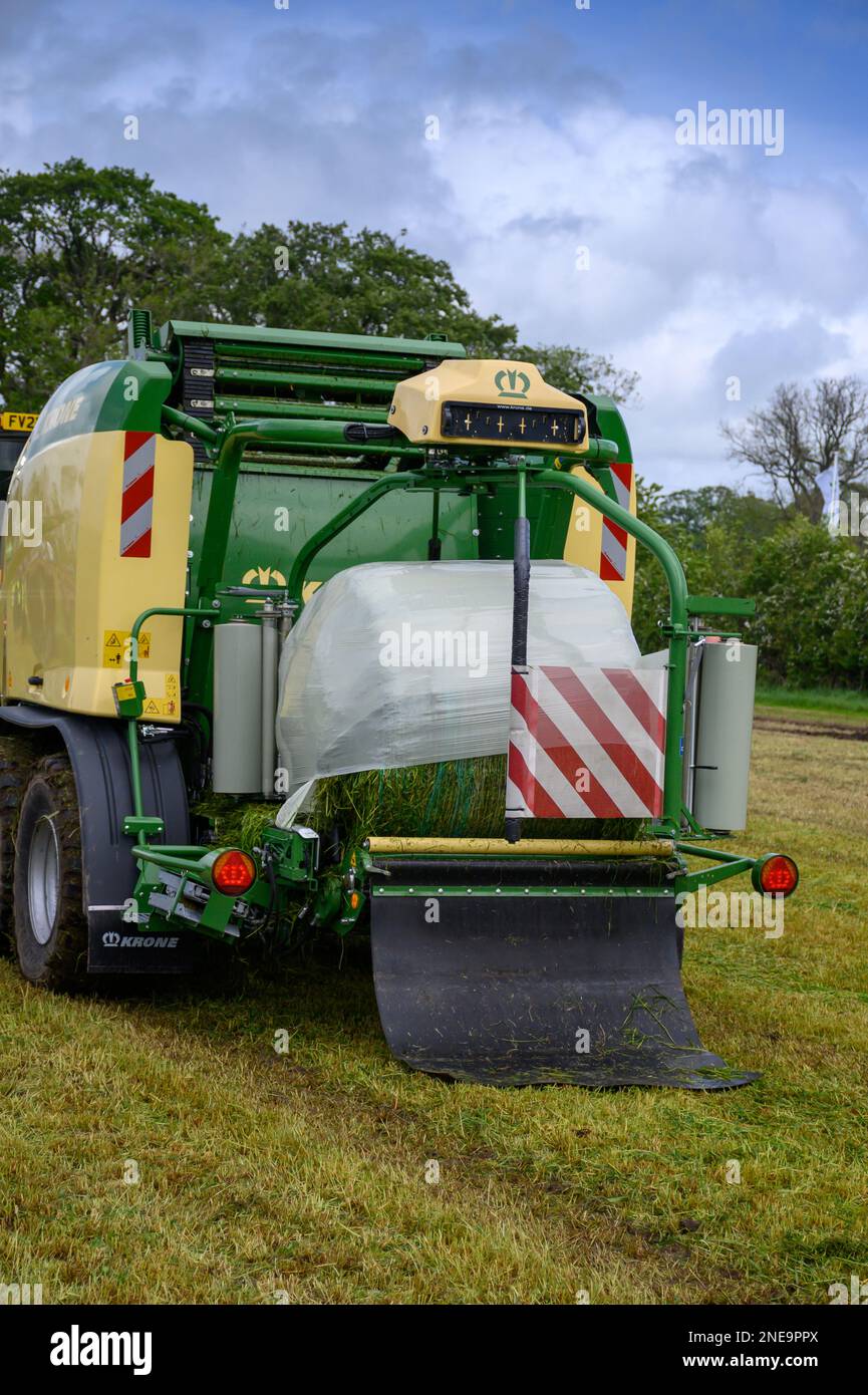 Pressa Krone per la preparazione e l'avvolgimento di una balla in una sola passata. Dumfries, Scozia, Regno Unito. Foto Stock