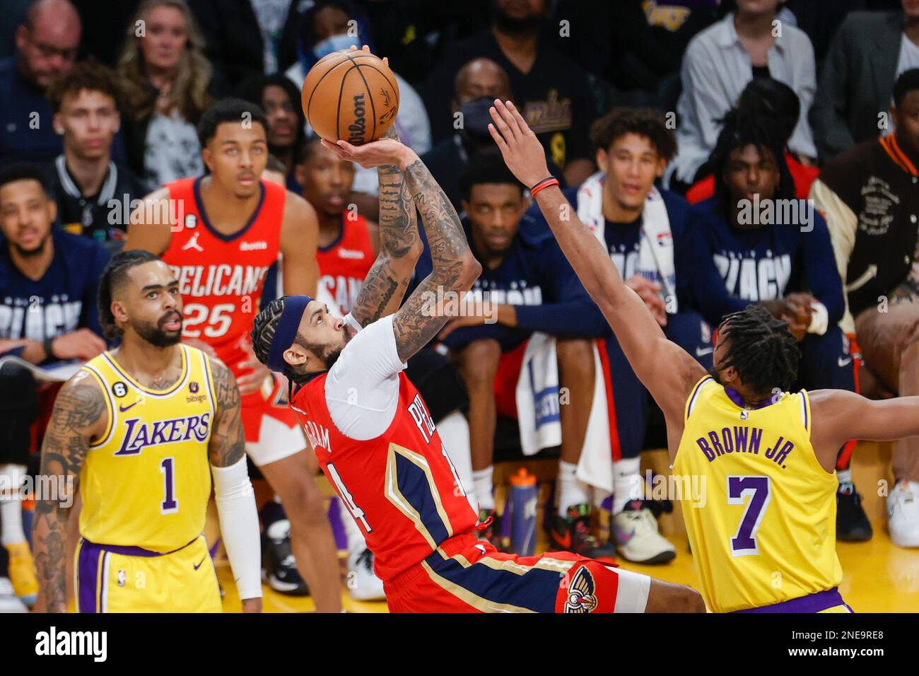 New Orleans Pelicans avanti Brandon Ingram (C) spara contro Los Angeles Lakers guardia Troy Brown Jr. (R) durante una partita di basket NBA a Los Angeles. (Foto di Ringo Chiu / SOPA Images/Sipa USA) Foto Stock