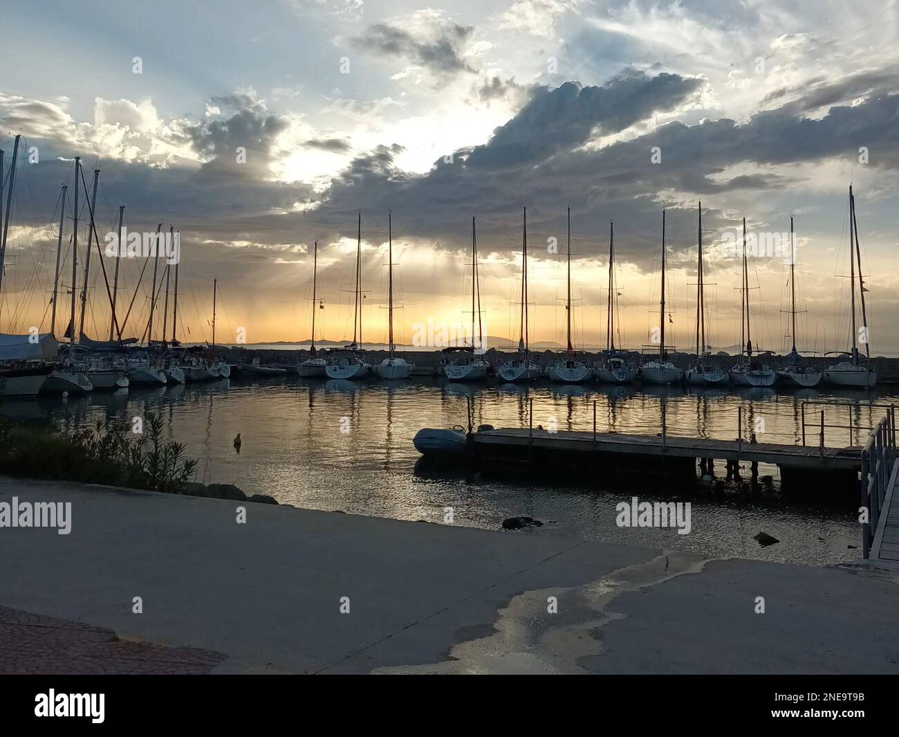 la vista del tramonto dal porto in grecia sembra un dipinto Foto Stock