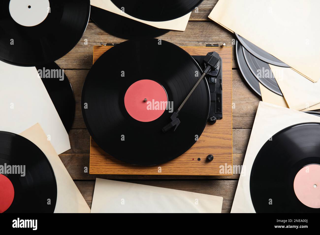 Dischi in vinile e riproduttori moderni su sfondo di legno, a giacitura piatta Foto Stock