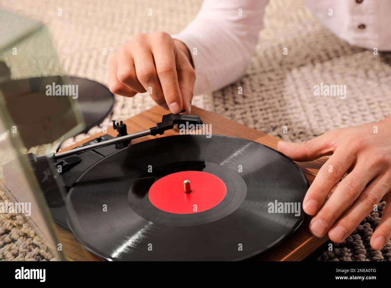 Uomo che usa il giradischi a casa, vista in primo piano Foto Stock