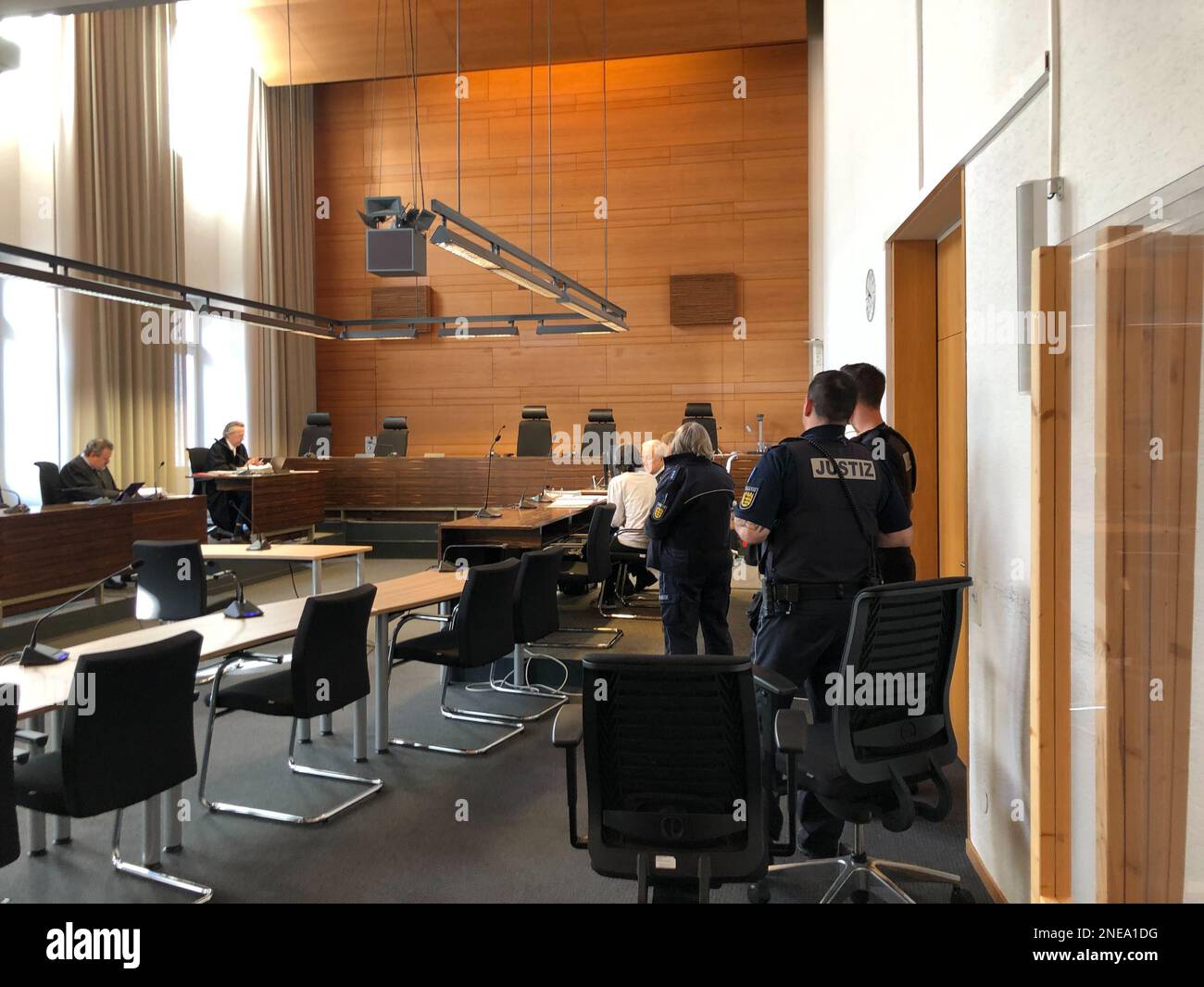 Friburgo, Germania. 16th Feb, 2023. L'imputato di 58 anni (M, maglione bianco) siede nella corte distrettuale all'inizio del processo. L'infermiera ha tentato presumibilmente di uccidere il suo partner con diluenti di sangue. (A dpa: 'Non ha voluto nuocere a lui': 'Prova del diluente di anima') accreditamento: Christian Böhmer/dpa/Alamy notizie in tensione Foto Stock