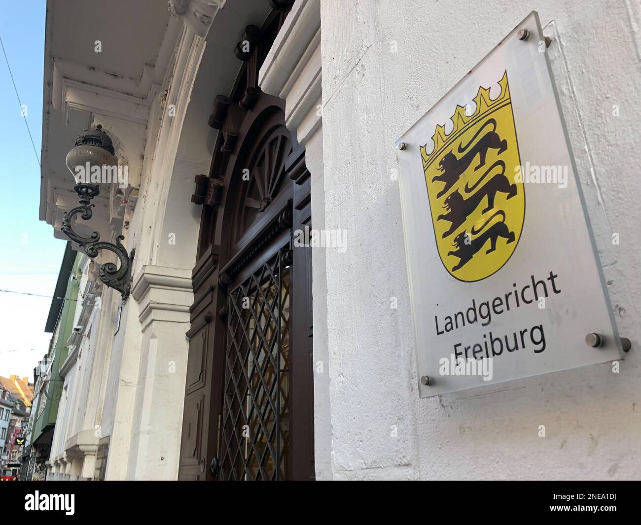 Friburgo, Germania. 16th Feb, 2023. La facciata della corte distrettuale dove inizia il processo di un imputato di 58 anni. L'infermiera ha tentato presumibilmente di uccidere il suo partner con diluenti di sangue. (A dpa: 'Non ha voluto nuocere a lui': 'Prova del diluente di anima') accreditamento: Christian Böhmer/dpa/Alamy notizie in tensione Foto Stock