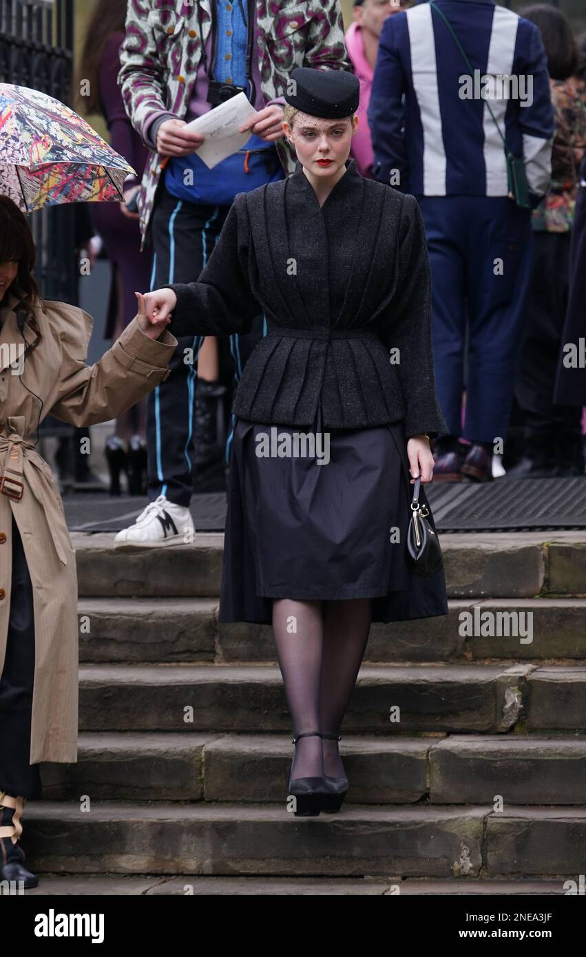 Elle Fanning arriva per un servizio commemorativo per onorare e celebrare la vita della stilista Dame Vivienne Westwood alla Southwark Cathedral di Londra, che morì a 81 anni nel mese di dicembre. Data immagine: Giovedì 16 febbraio 2023. Foto Stock