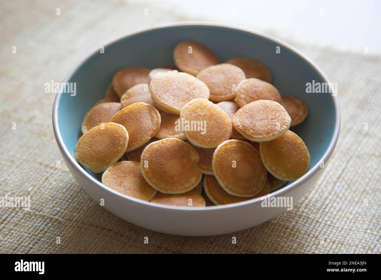 Frittura di cereali mini pancake in una padella antiaderente Foto stock -  Alamy