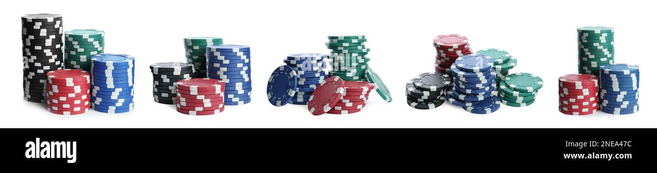 Set con pile di chip casinò diversi su sfondo bianco, banner design. Gioco di poker Foto Stock