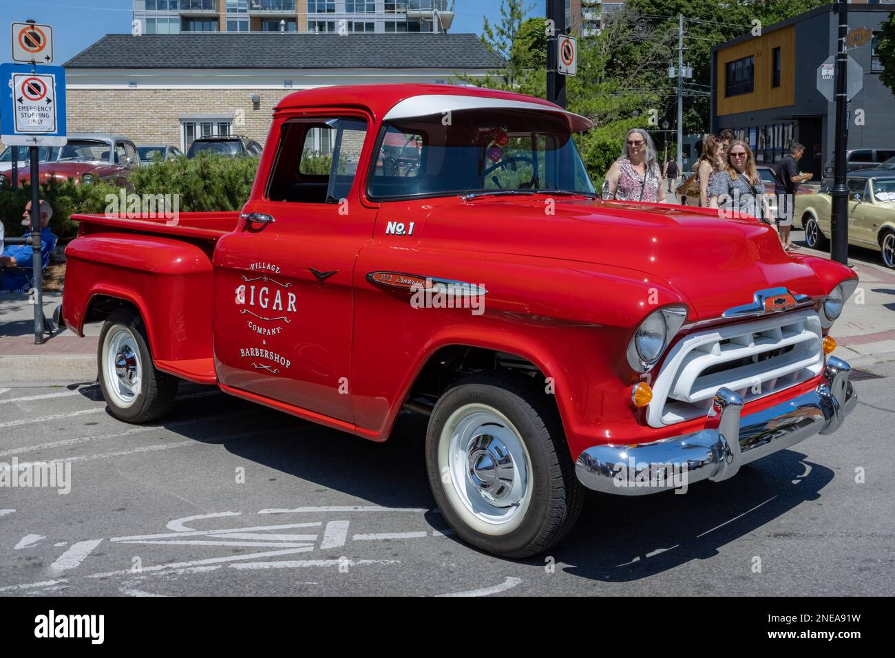 Burlington, ON, Canada 9 luglio 2022: Red Chevrolet 3100 camion in Burlington Car Show. Prima Mostra d'auto dopo l'epidemia del COVID19. Foto Stock