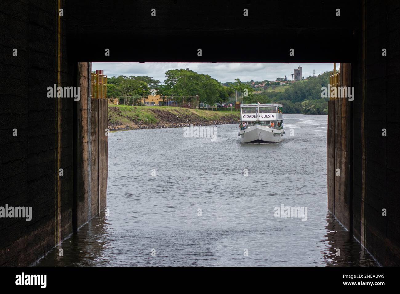 14 gennaio 2023. Barra Bonita - Brasile: Tour in barca con i turisti in navigazione verso la serratura barra Bonita, utilizzato per colmare le lacune tra la tomaia e lowe Foto Stock