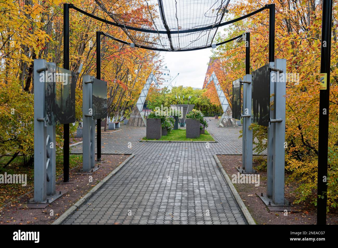 MURMANSK, RUSSIA - 17 SETTEMBRE 2021: Memoriale a specchio sotto forma di piramide rovesciata. Memoriale murmansk eroe città.Obelisco ai lavoratori del porto perduti Foto Stock