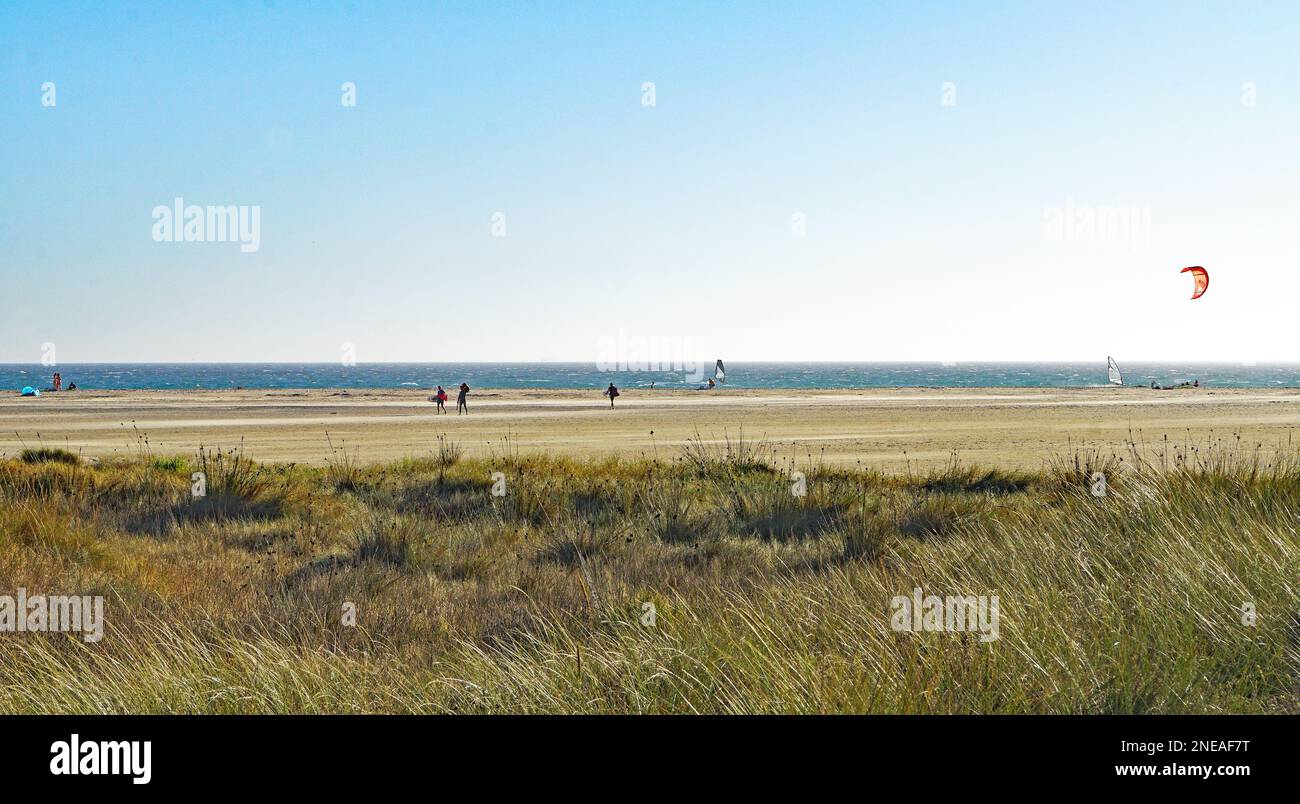 Panoramica della spiaggia di Tarifa con kitesurf aquiloni, Cadice, Spagna, Europa Foto Stock