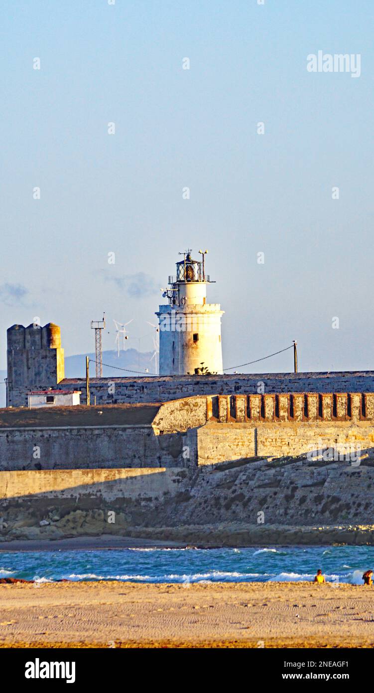 Panoramica della spiaggia di Tarifa con kitesurf aquiloni, Cadice, Spagna, Europa Foto Stock