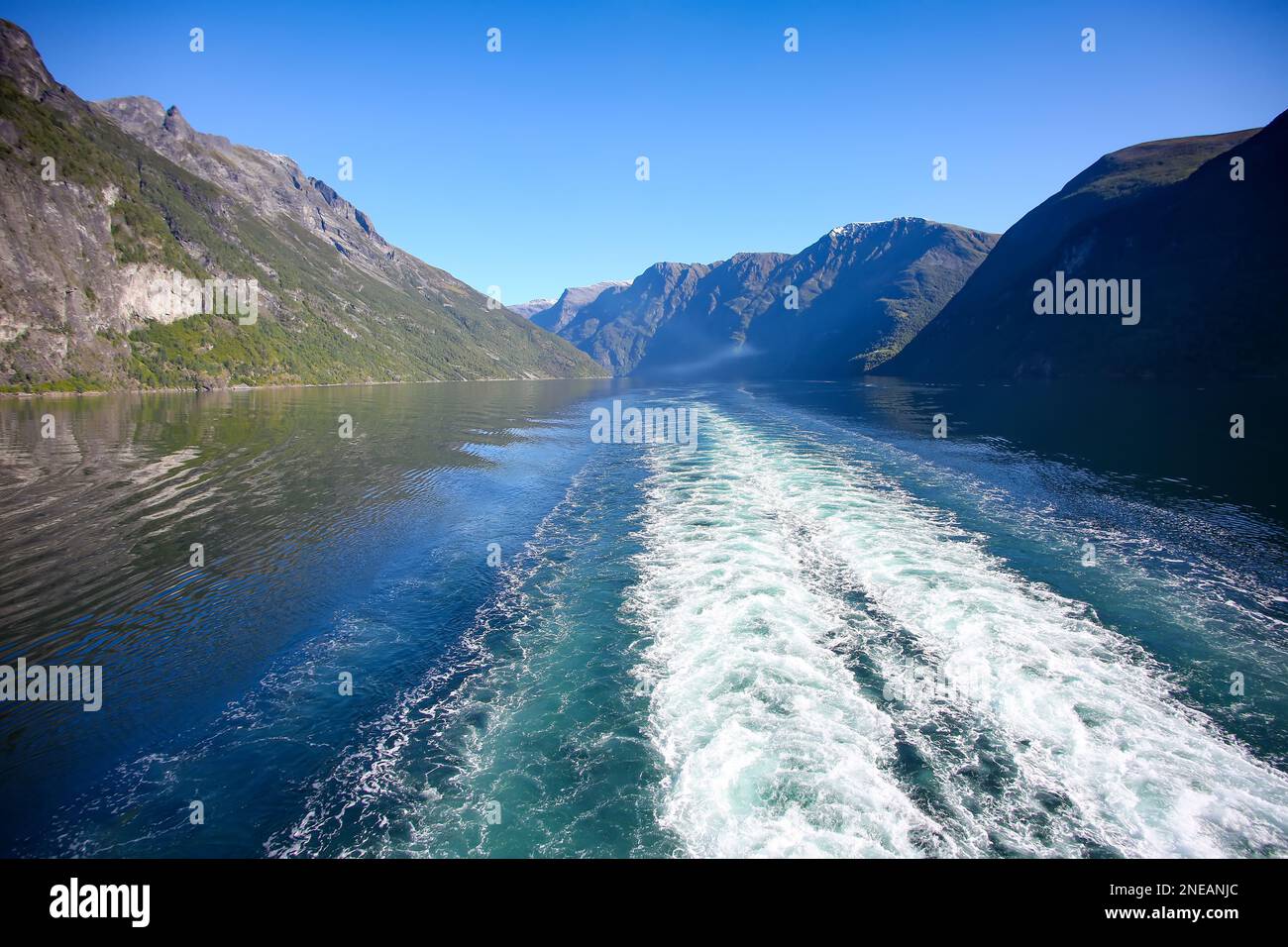 Svegliati con la nave da crociera mentre navighi lungo il fiordo di geiranger. Bellissimo paesaggio con riflessi delle montagne in acqua. Foto Stock